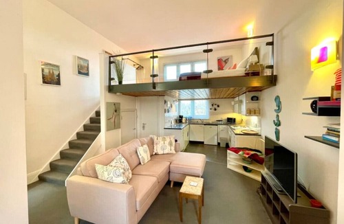 East Walworth Apartment | High-Ceiling Flat with Rooftop & Skyline View