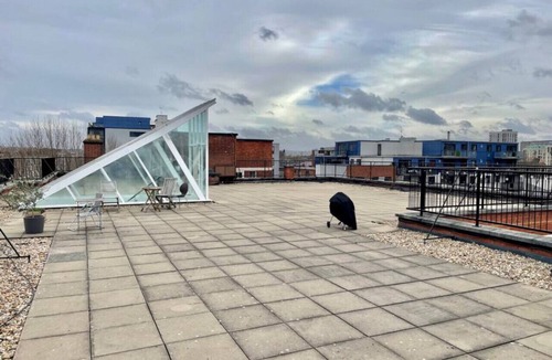 East Walworth Apartment | High-Ceiling Flat with Rooftop & Skyline View