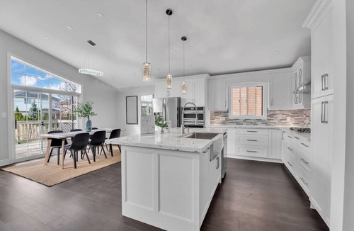 Waterloo House | *High-Ceiling* Home & *Relaxing Patio* in Waterloo