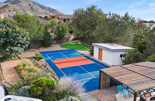 Zuzax House | High Desert Oasis- 5 Bedroom, Pool, Hotub, Pickleball, Gym, Game Room, Putt Putt