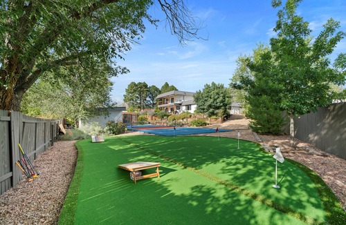 Zuzax House | High Desert Oasis- 5 Bedroom, Pool, Hotub, Pickleball, Gym, Game Room, Putt Putt