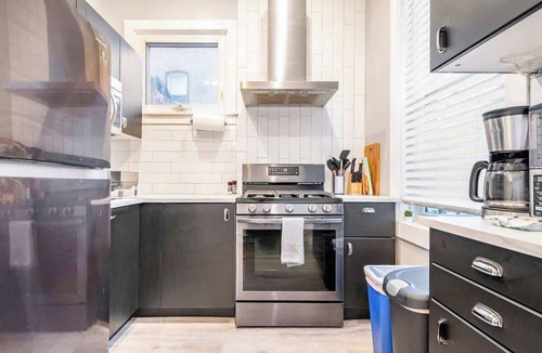 Wilmington Apartment | High end 1B apt, laundry, 10ft ceilings, king bed