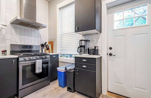 Wilmington Apartment | High end 1B apt, laundry, 10ft ceilings, king bed