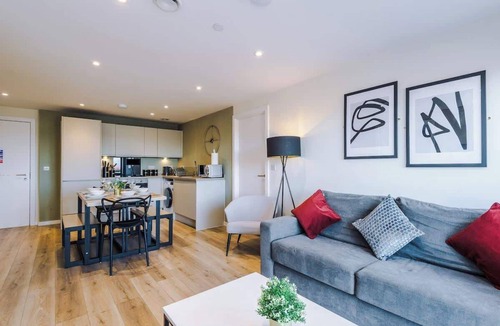 Everton Apartment | High-End 2BR 2BA Parking City Access