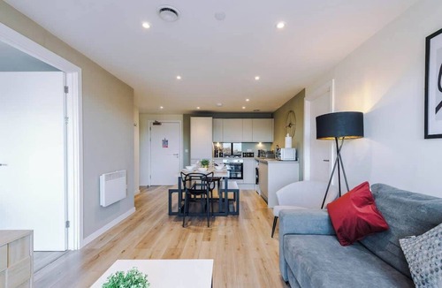 Everton Apartment | High-End 2BR 2BA Parking City Access