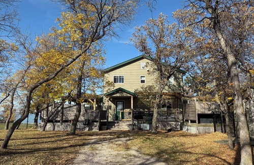 Manitoba Cabin | High-end cabin with a mix of vintage and modern touches.