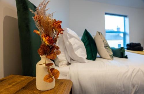 Giltbrook Apartment | High End Contractor Apartment - 5 Separate Beds - Free Parking