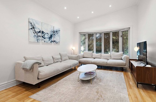 Cote-Saint-Luc House | High end full house sleeps 16. 3 bathrooms. Private Terrace and backyard
