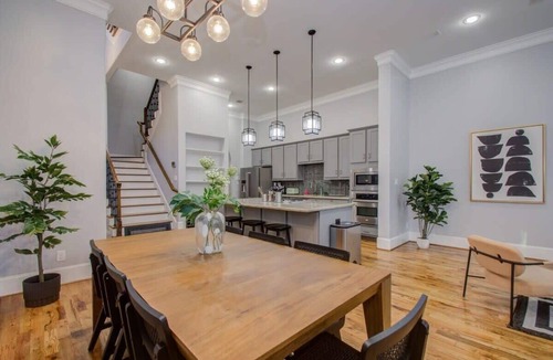 Washington Ave./ Memorial Park House | High End In The Center - Mins to Downtown w Pool