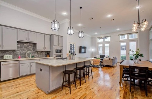 Washington Ave./ Memorial Park House | High End In The Center - Mins to Downtown w Pool