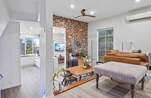 Hillsborough House | High-end Modern Villa Spa Pool & Harbour Views