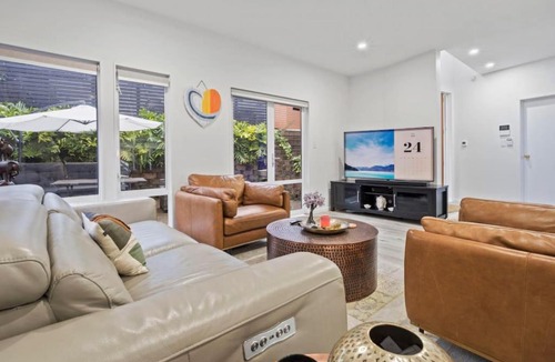 Hillsborough House | High-end Modern Villa Spa Pool - Harbour Views