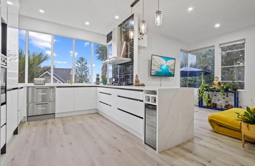 Hillsborough House | High-end Modern Villa Spa Pool - Harbour Views