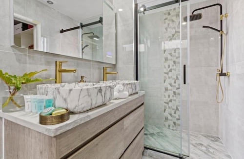 Hillsborough House | High-end Modern Villa Spa Pool - Harbour Views