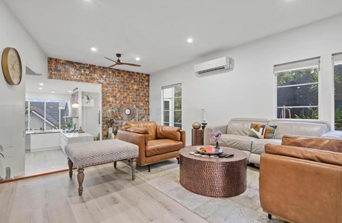 Hillsborough House | High-end Modern Villa Spa Pool - Harbour Views