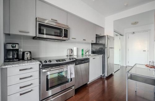 Bay Cloverhill Apartment | High Floor 1 Bedroom Condo City View Downtown Toronto