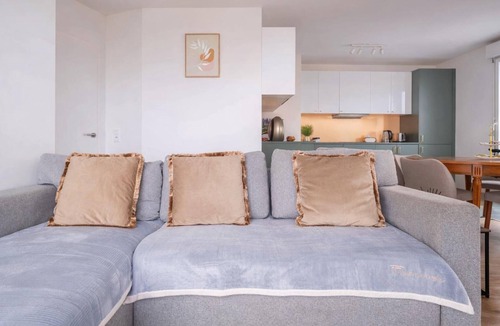 Bagneux Apartment | High-Floor Eiffel Tower Skyline View Apartment - Metro 4 at Doorstep - Sleeps 6