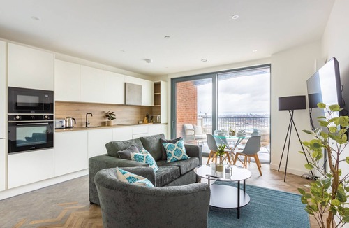 Canning Town North Apartment | High Floor Flat City and River View