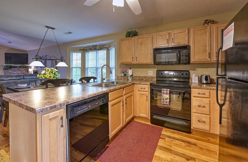 Pigeon Forge Ski Chalet | High N' Dry | Pigeon Forge Cottage | River Walk | 1 Mi to Pkwy