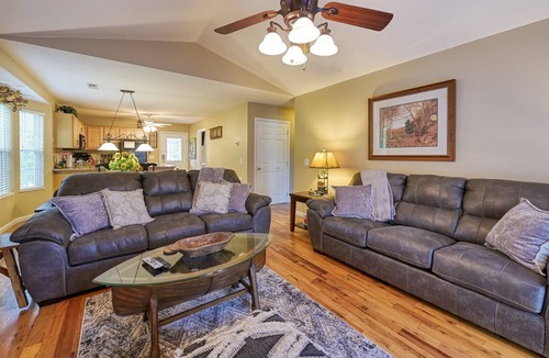 Pigeon Forge Ski Chalet | High N' Dry | Pigeon Forge Cottage | River Walk | 1 Mi to Pkwy