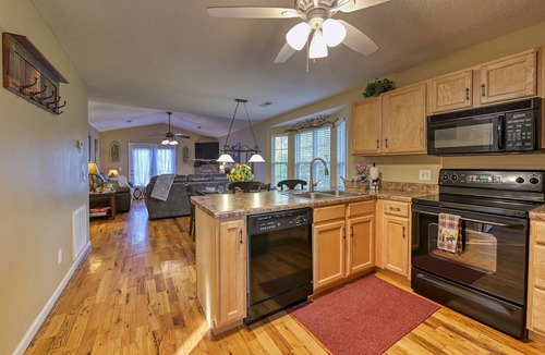 Pigeon Forge Ski Chalet | High N' Dry | Pigeon Forge Cottage | River Walk | 1 Mi to Pkwy