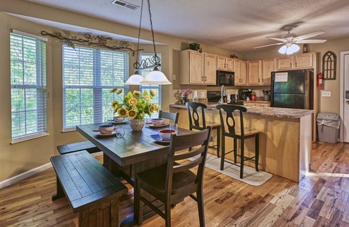 Pigeon Forge Ski Chalet | High N' Dry | Pigeon Forge Cottage | River Walk | 1 Mi to Pkwy