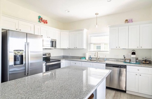 Gilchrist House | High Noon - Hot Tub, Golf Cart, Dog Friendly!