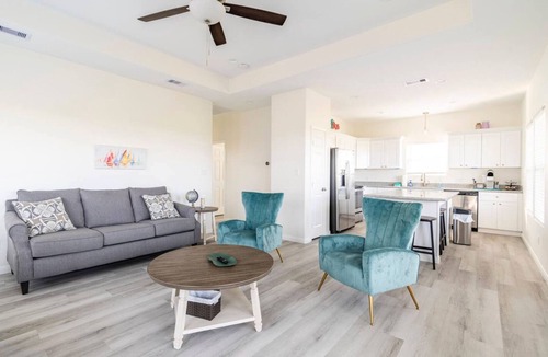 Gilchrist House | High Noon - Hot Tub, Golf Cart, Dog Friendly!