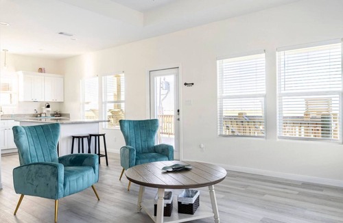 Gilchrist House | High Noon - Hot Tub, Golf Cart, Dog Friendly!
