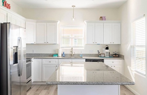 Gilchrist House | High Noon - Hot Tub, Golf Cart, Dog Friendly!