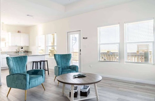 Gilchrist House | High Noon
