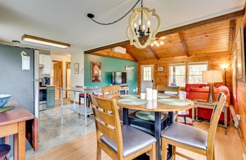 East Windham House | High Peak Heaven Cozy Log Cabin on 1 Acre!