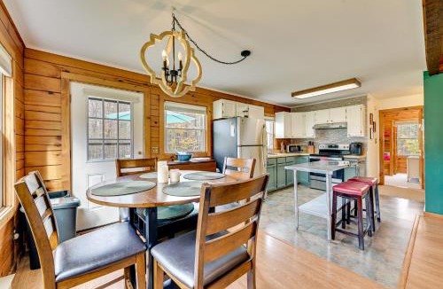 East Windham House | High Peak Heaven Cozy Log Cabin on 1 Acre!