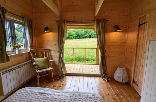 Holsworthy Cabin | High quality lodge in secluded field