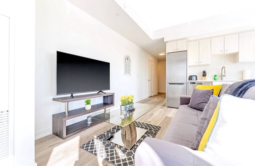 Kitchener Apartment | High Rise 1BR Building with Gorgeous Views