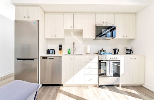 Kitchener Apartment | High Rise 1BR Building with Gorgeous Views