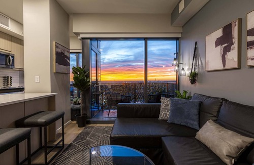 Glenwood South Apartment | High-rise Apt Raleigh Free Parking Sunset View 2
