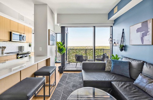 Glenwood South Apartment | High-rise Apt Raleigh Free Parking Sunset View 2