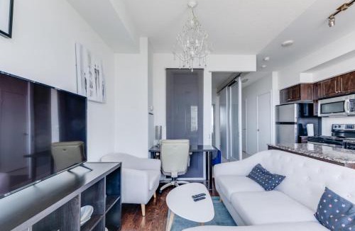 Fort York Apartment | High-Rise Condo with CN Tower View - Balcony - Free Parking - Downtown Toronto