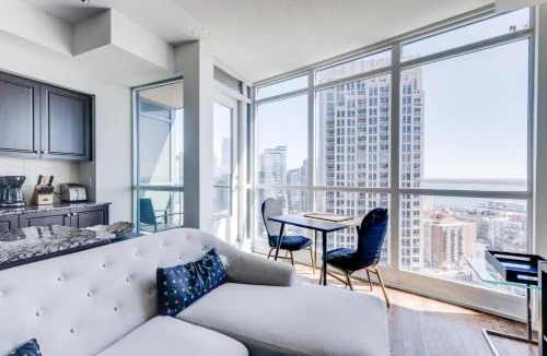 Fort York Apartment | High-Rise Condo with CN Tower View - Balcony - Free Parking - Downtown Toronto