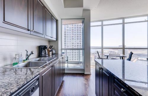 Fort York Apartment | High-Rise Condo with CN Tower View - Balcony - Free Parking - Downtown Toronto