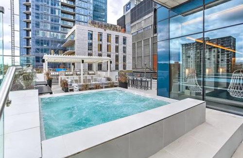 Downtown Montreal Apartment | High Rise Skyline DowntownCondo Pool &Free Parking