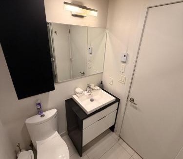 Downtown Montreal Apartment | High Rise Skyline DowntownCondo Pool &Free Parking