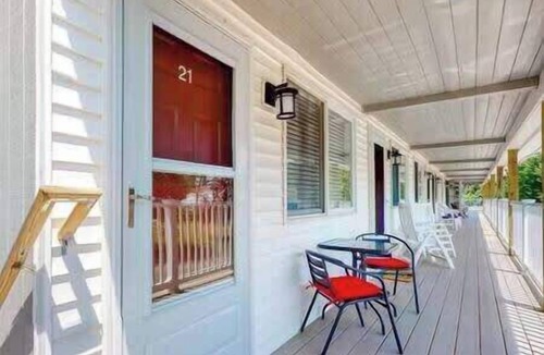 Wells Condo | High Seas.