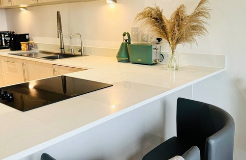 Maidstone Apartment | High-Spec Modern 2 Bed Apartment- Private Parking