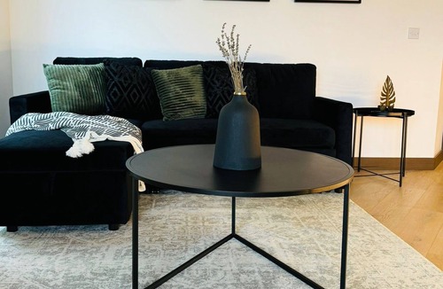 Maidstone Apartment | High-Spec Modern 2 Bed Apartment- Private Parking