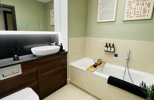 Maidstone Apartment | High-Spec Modern 2 Bed Apartment- Private Parking