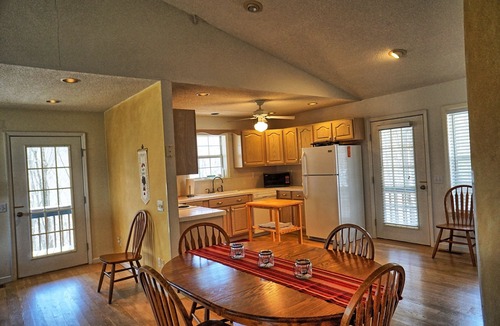 Almond Cottage | High Speed Wifi - Fire Pit & Mountain View!