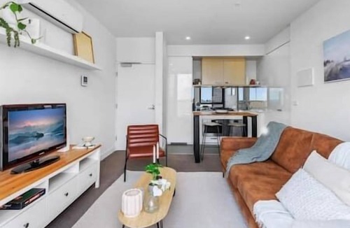 Northcote Apartment | High st delight, With City Views