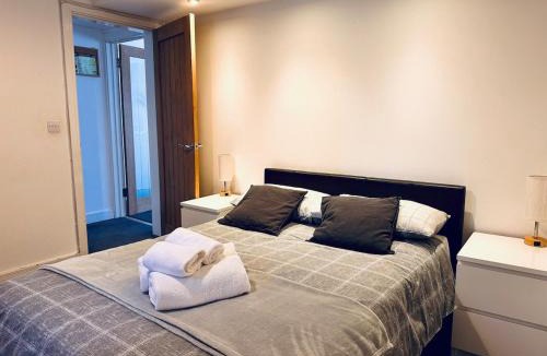 Staines Apartment | High Street Duplex 3 Bed Flat